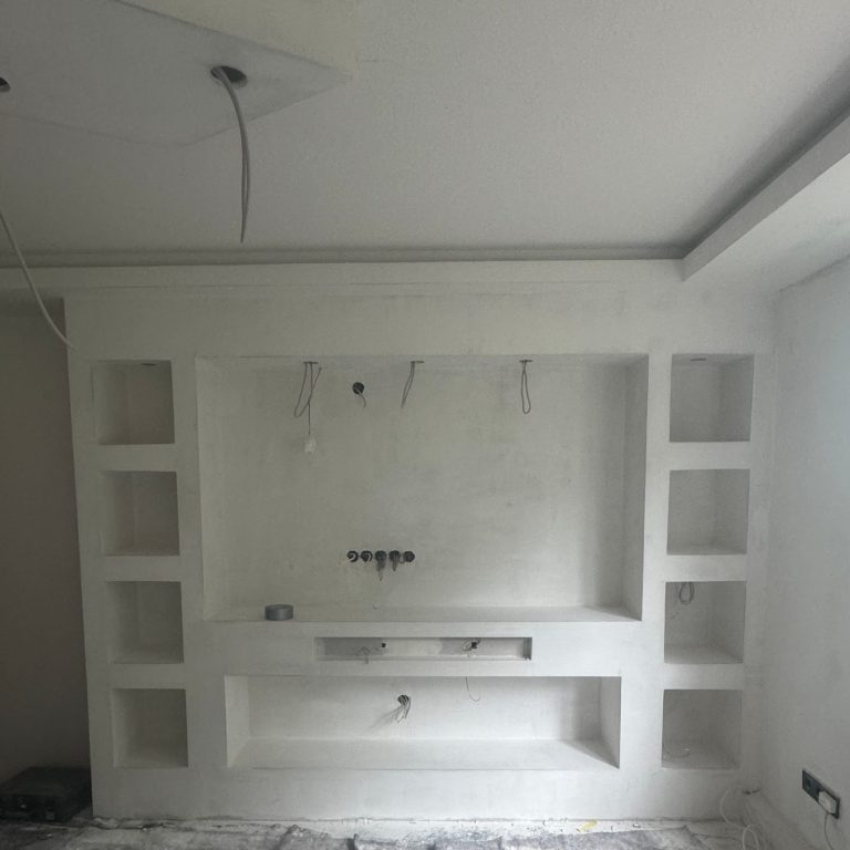 Errichtete Trockenbauwand für TV in Bad Harzburg im Rahmen von Trockenbau- und Innenausbauarbeiten.