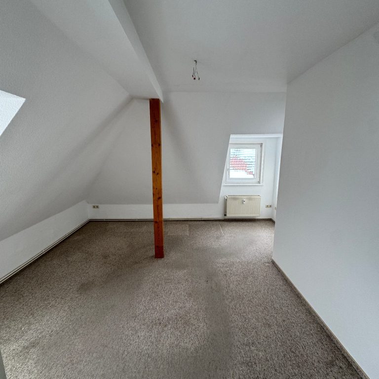 Frisch gestrichener Dachgeschossraum mit weißen Wänden in Werniegerode.