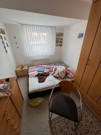 Schlafzimmer einer Wohnung vor der Entrümpelung und Haushaltsauflösung im Raum Harz
