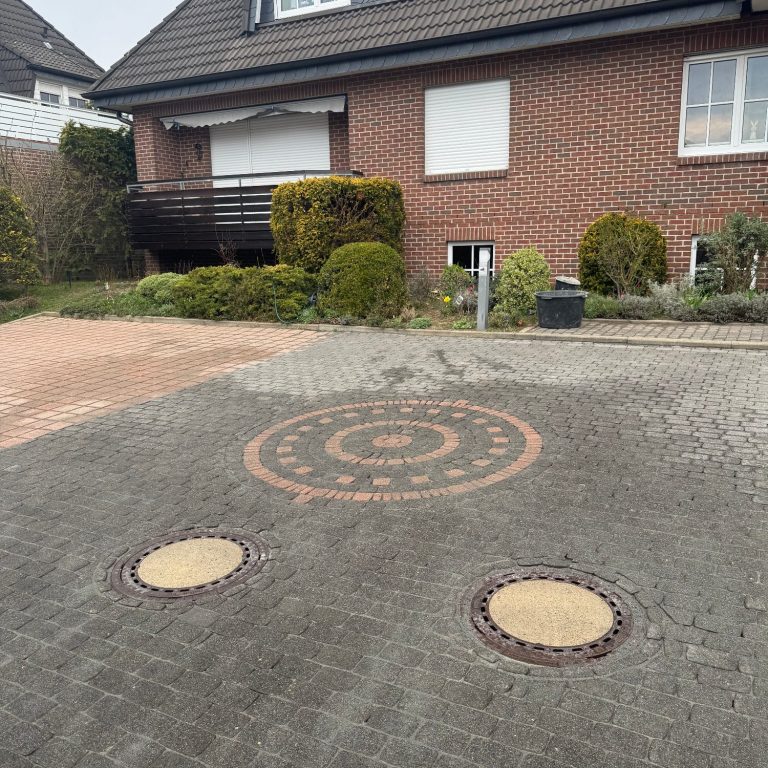 Einfahrt mit dekorativem Pflasterkreis vor einem Wohnhaus in Goslar, fachgerecht gepflastert von BKL Dienstleistungen