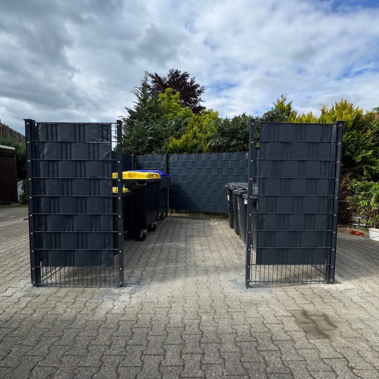 Moderner Stabmattenzaun als Sichtschutz im Außenbereich für Mülltonnenboxen, in Bad Harzburg.