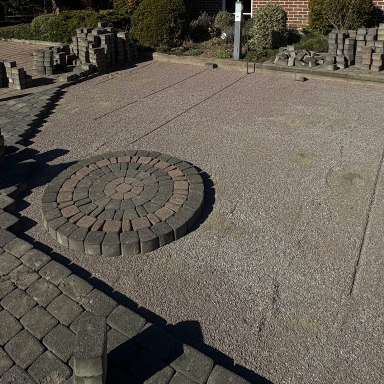 Pflasterarbeiten an einer Einfahrt mit dekorativem Rundmuster durch BKL Dienstleistungen.