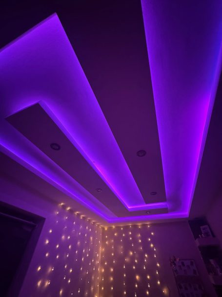 Unser Team von BKL Dienstleistungen hat eine moderne Deckengestaltung mit LED-Beleuchtung realisiert.