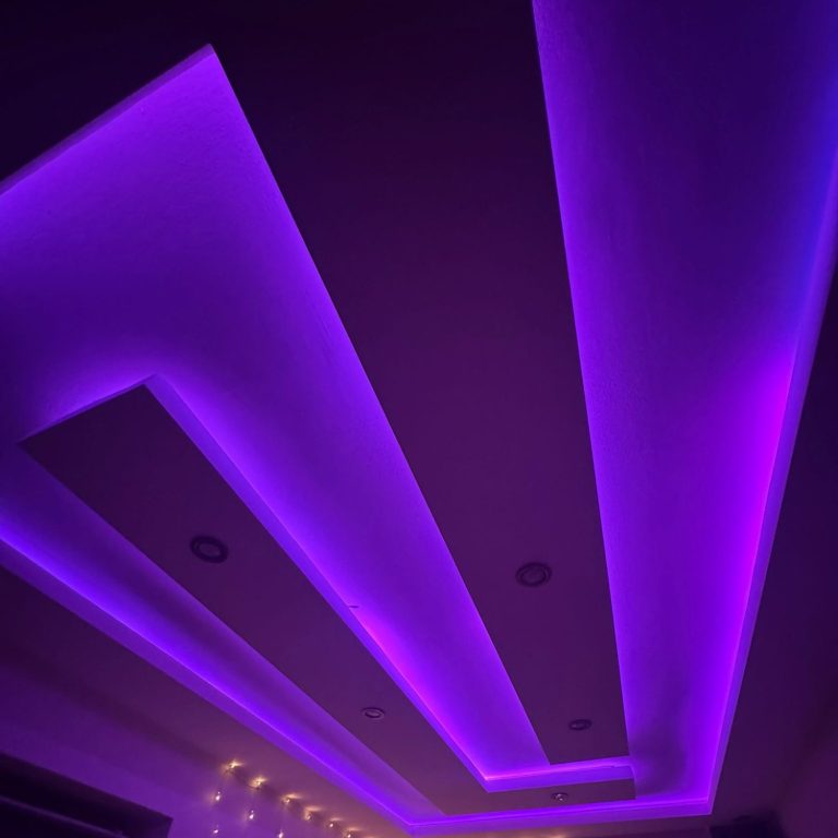 Abgehängte Trockenbaudecke mit integrierter LED-Beleuchtung in Bad Harzburg.