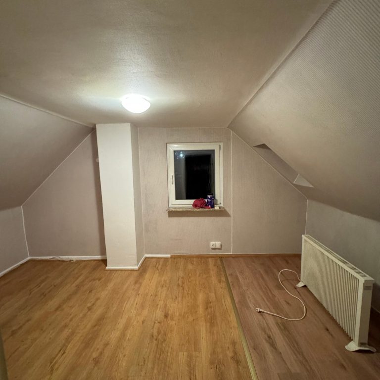 Renovierter Dachraum mit frisch verlegtem Bodenbelag durch BKL Dienstleistungen.