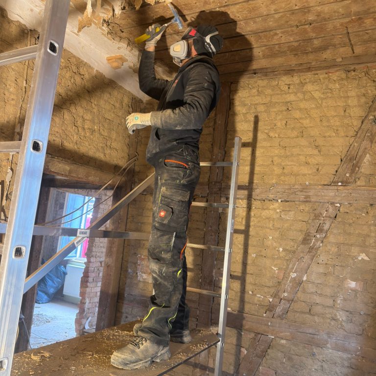 Entkernungsarbeiten in Goslar mit freigelegten Wänden und Böden zur Vorbereitung der Sanierung.