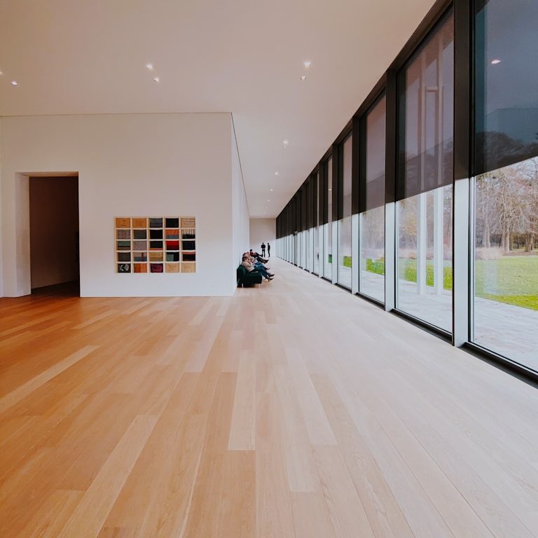 Fachgerecht verlegter Laminatboden als Beispiel für qualitätsgerechte und termintreue Leistungsausführung.