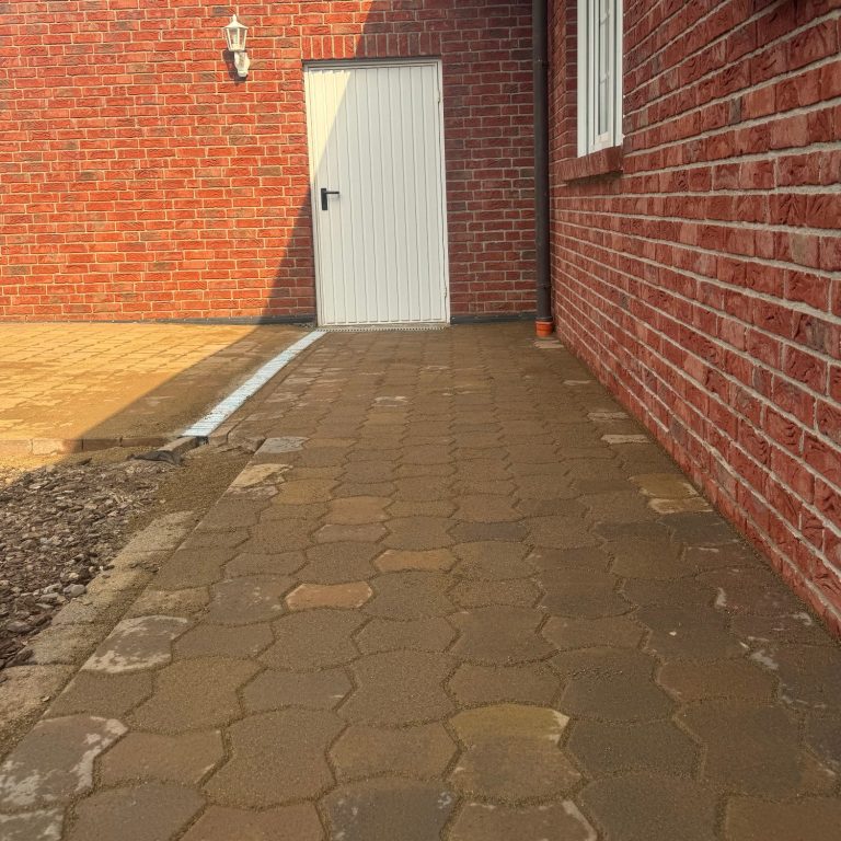 Pflasterarbeiten in Herzberg mit neu verlegtem Pflaster auf einer Außenfläche.