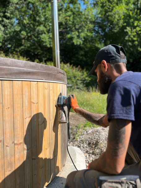 Unser Team von BKL Dienstleistungen bereitet eine Holzoberfläche durch Abschleifen für eine erneute Versiegelung vor.