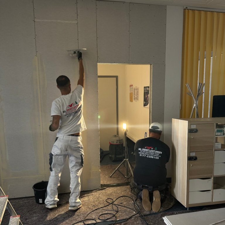 Mitarbeiter von BKL Dienstleistungen beim Verspachteln einer Trockenbauwand im Innenbereich.