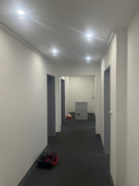 Unser Team von BKL Dienstleistungen hat einen Flur mit neuen Wänden, Deckenbeleuchtung und Teppichboden renoviert.