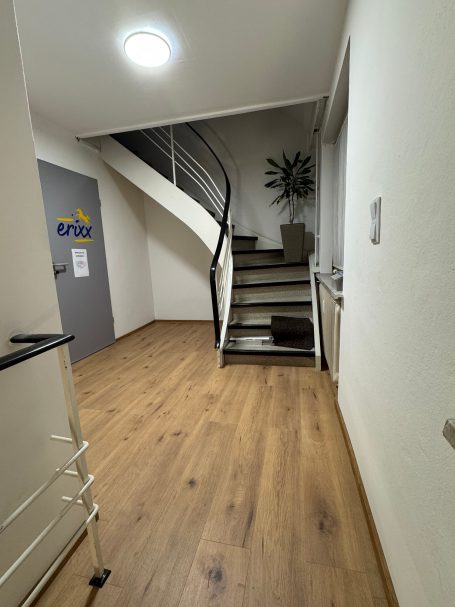 Professionelle Bodenverlegung mit Holzoptik in einem Bürogebäude bei erixx.