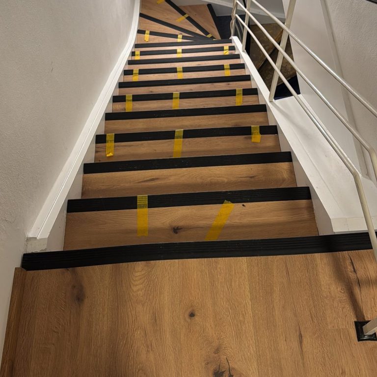 Laminat auf Treppe bei erixx in Bad Harzburg fachgerecht verlegt im Rahmen von Bodenverlegungsarbeiten.